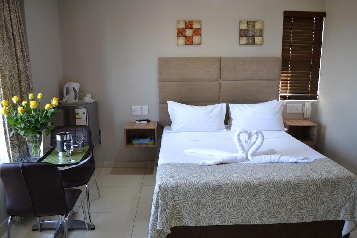 standard double room, 1 queen bed, city view | in-room safe, desk, blackout curtains, soundproofing