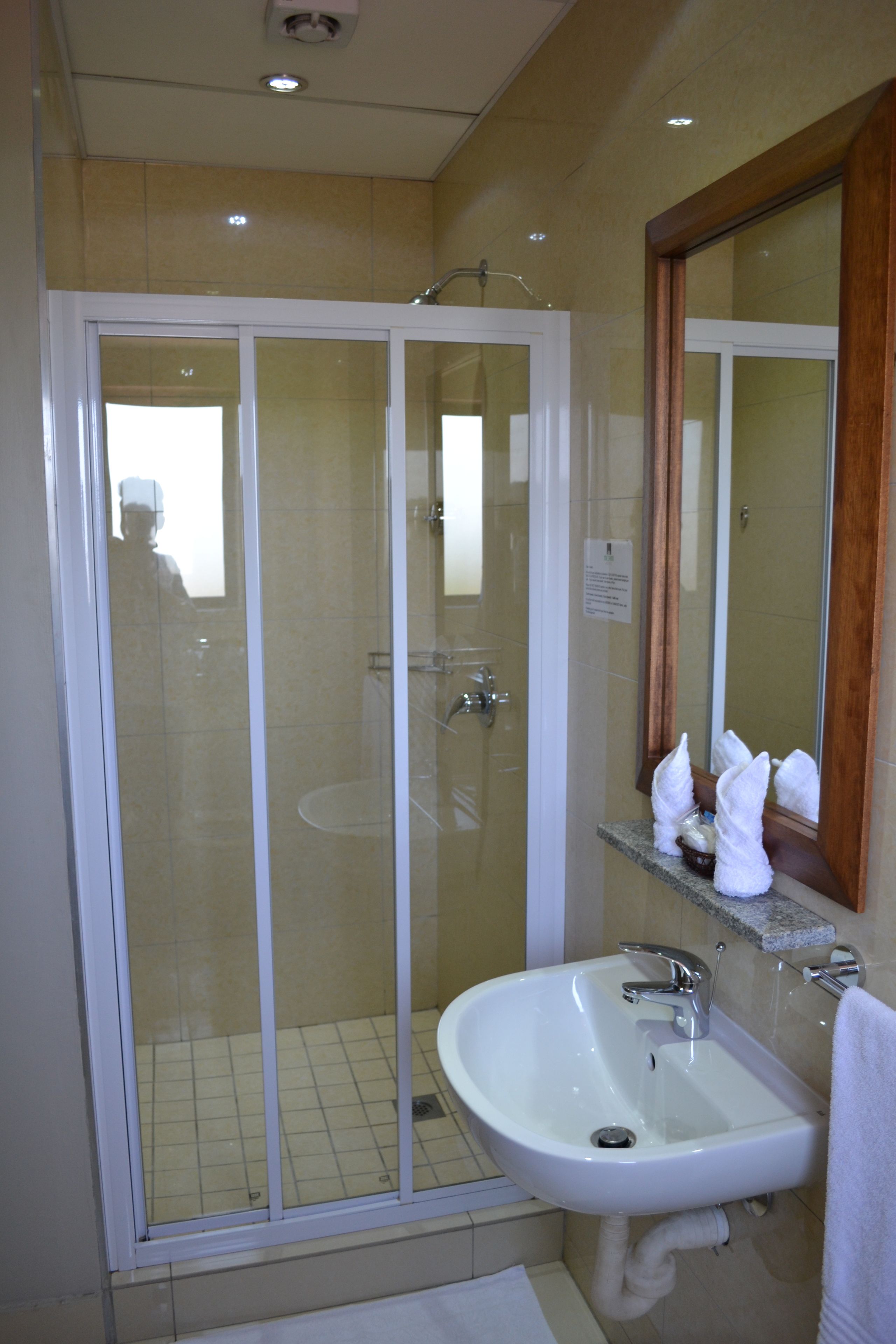 standard twin room, 2 single beds | bathroom | shower, free toiletries, hair dryer