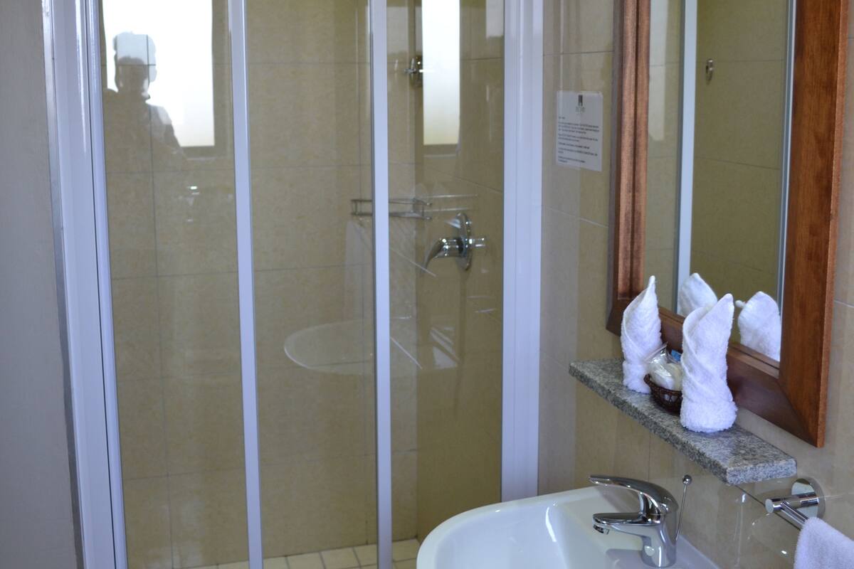 standard twin room, 2 single beds | bathroom | shower, free toiletries, hair dryer