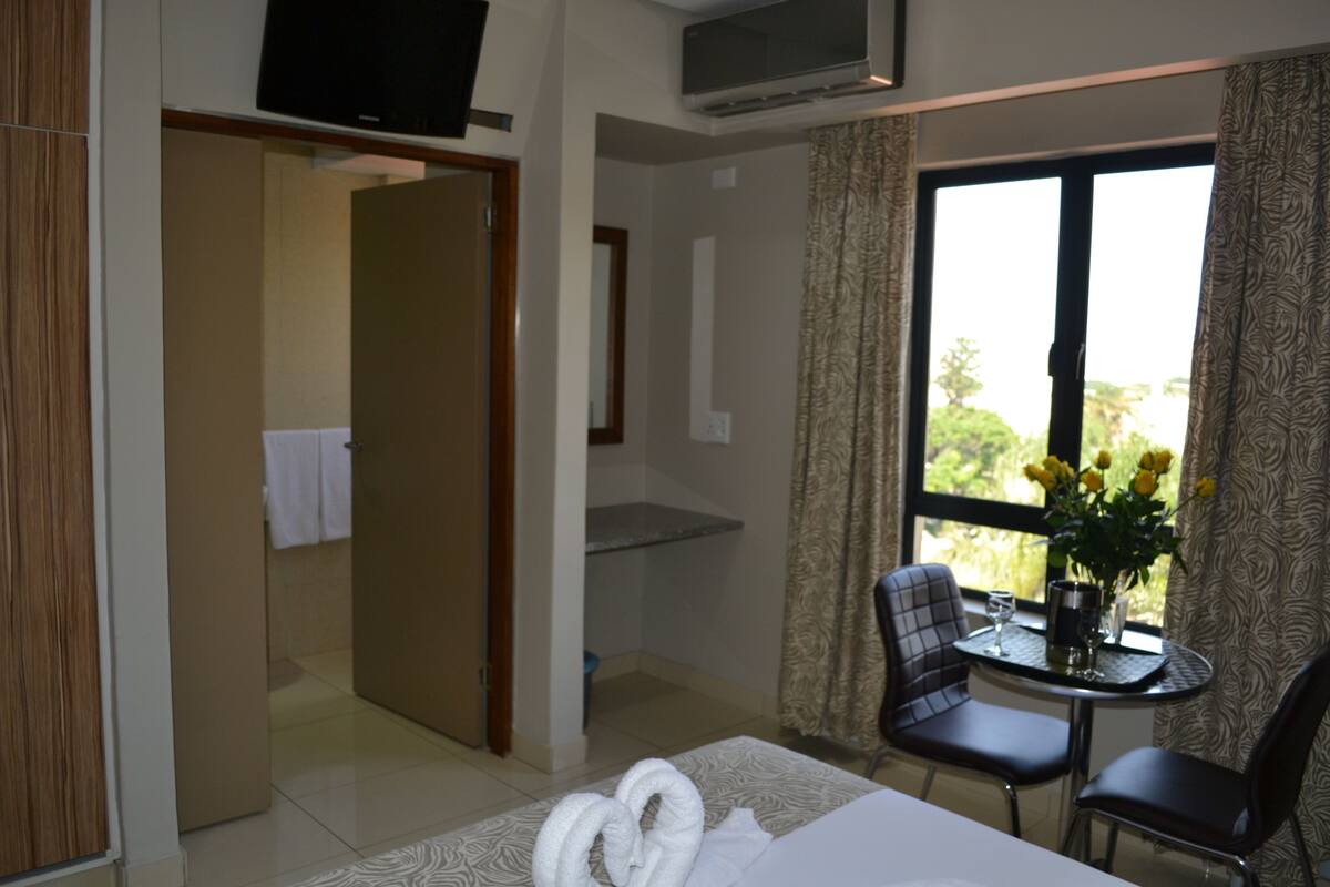 standard double room, 1 queen bed, city view | in-room safe, desk, blackout curtains, soundproofing
