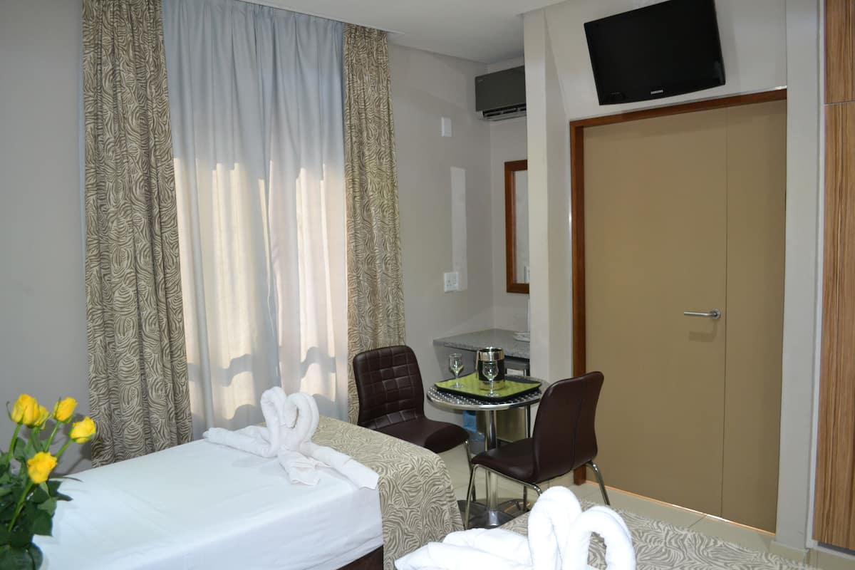 standard twin room, 2 single beds | in-room safe, desk, blackout curtains, soundproofing