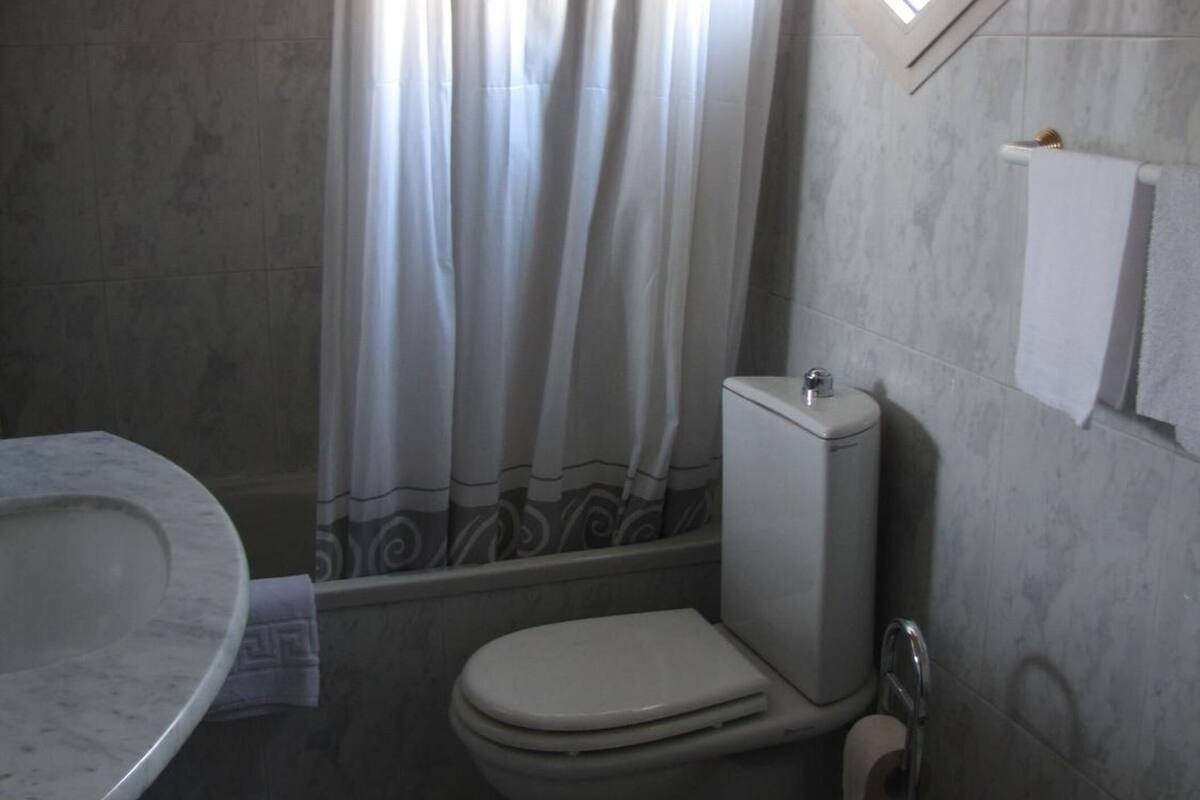 combined shower/bathtub, rainfall showerhead, free toiletries