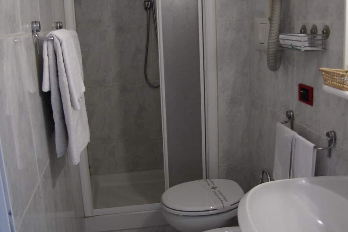 combined shower/bathtub, rainfall showerhead, free toiletries