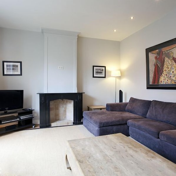 32-inch TV with digital channels, DVD player - City Centre Apartments Jolanda (Amsterdam)