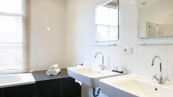 Standard Apartment, 3 Bedrooms, Kitchen | Bathroom | Separate bathtub and shower, free toiletries, hair dryer