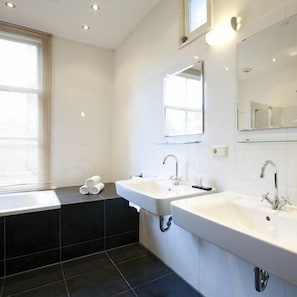 Standard Apartment, 3 Bedrooms, Kitchen | Bathroom | Separate bathtub and shower, free toiletries, hair dryer - City Centre Apartments Jolanda (Amsterdam)
