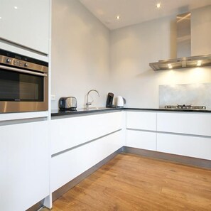 Standard Apartment, 3 Bedrooms, Kitchen | Private kitchen | Full-sized fridge, microwave, stovetop, dishwasher - City Centre Apartments Jolanda (Amsterdam)