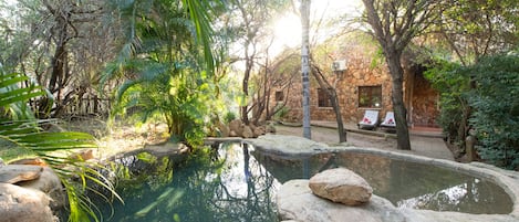 2 piscines extérieures, chaises longues