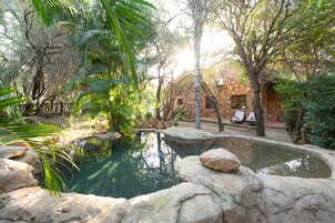 3 hồ bơi ngoài trời, ghế dài tắm nắng 