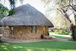 Colchones con efecto memoria y caja de seguridad en la habitación