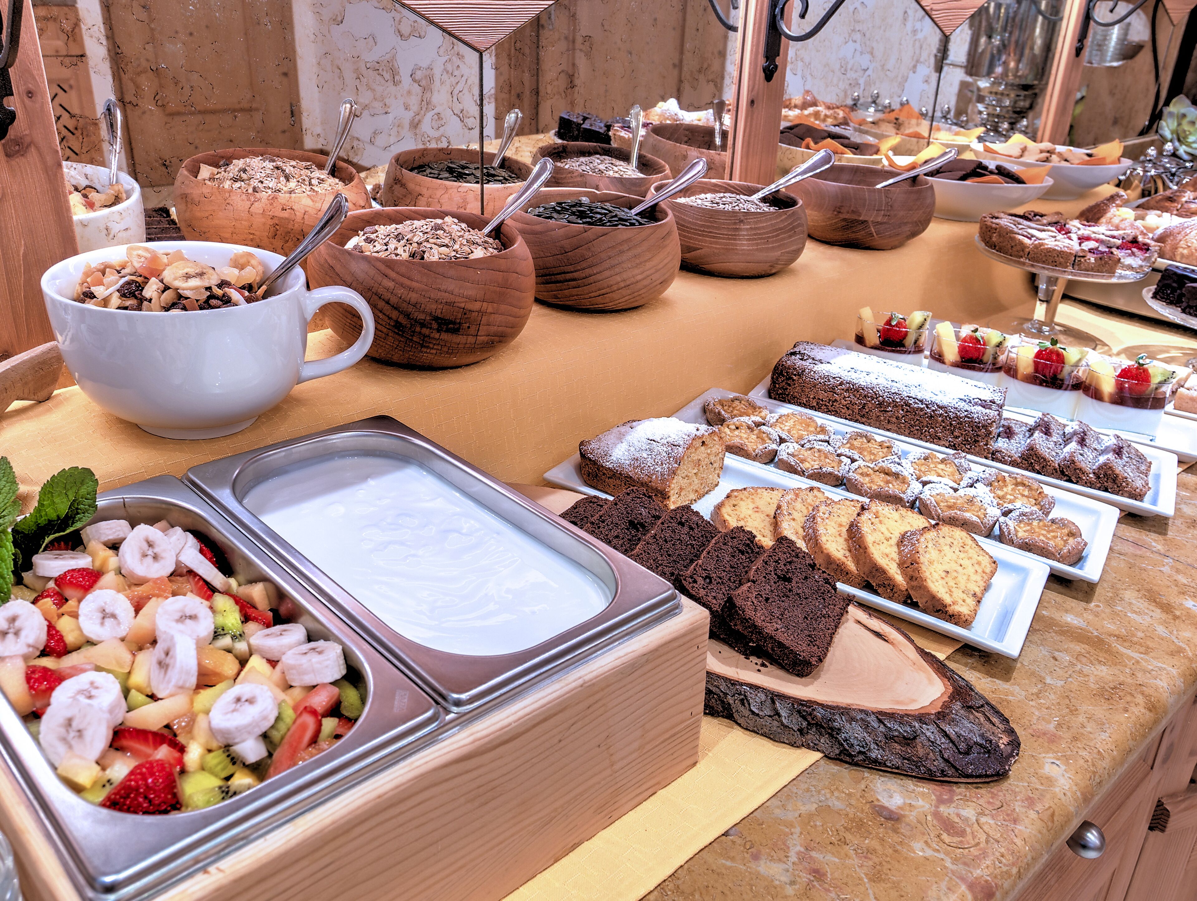 朝食 (ビュッフェ)、毎日提供 (1 名様 10 EUR)