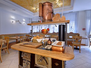 Desayuno buffet diario (EUR 10 por persona)