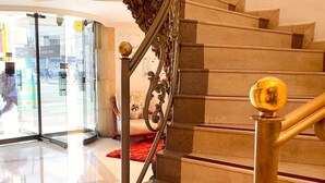 A staircase with stone steps and metal railings, leading to an upper floor. - Hotel Fontibon (Bogotá)