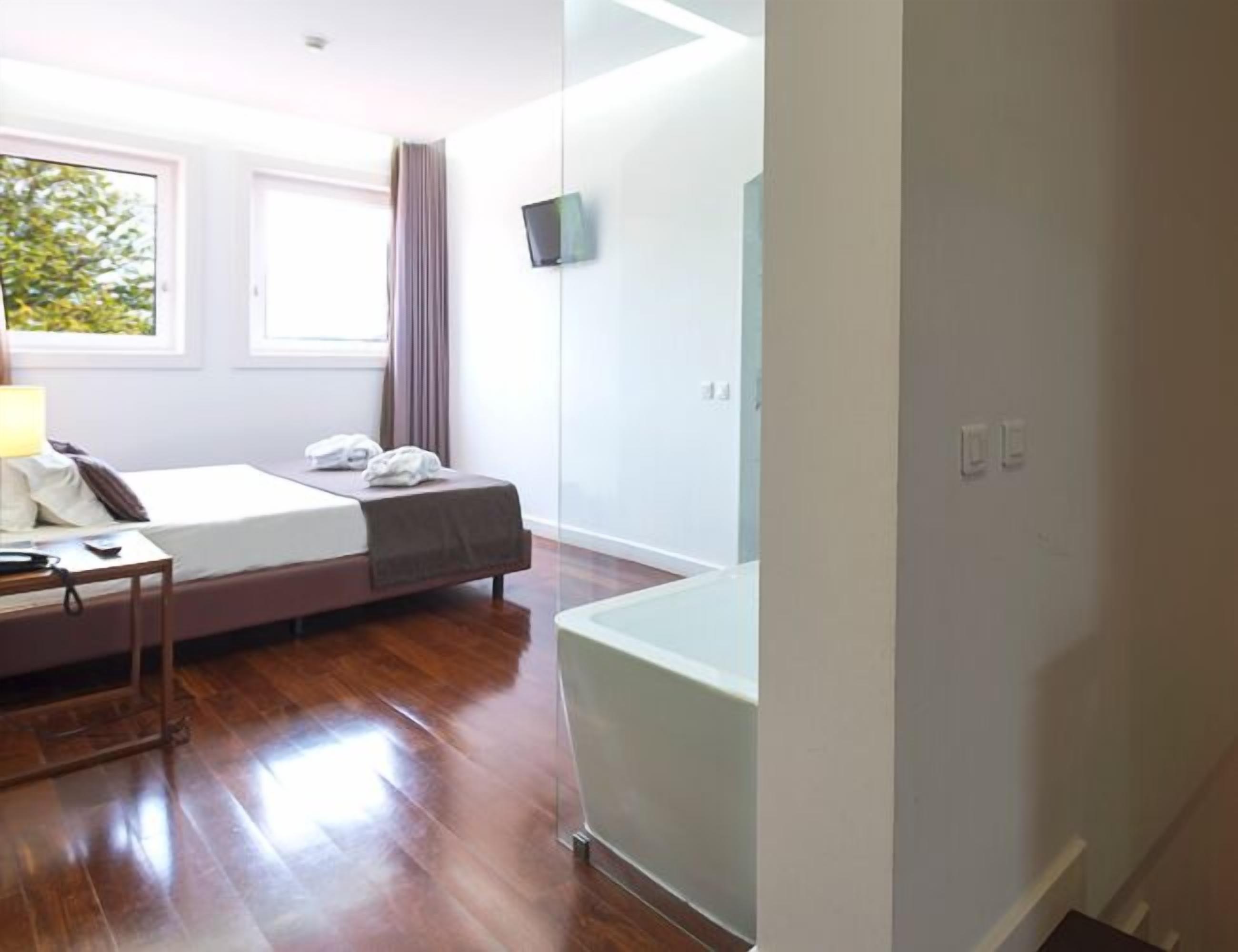 family room | minibar, in-room safe, desk, soundproofing