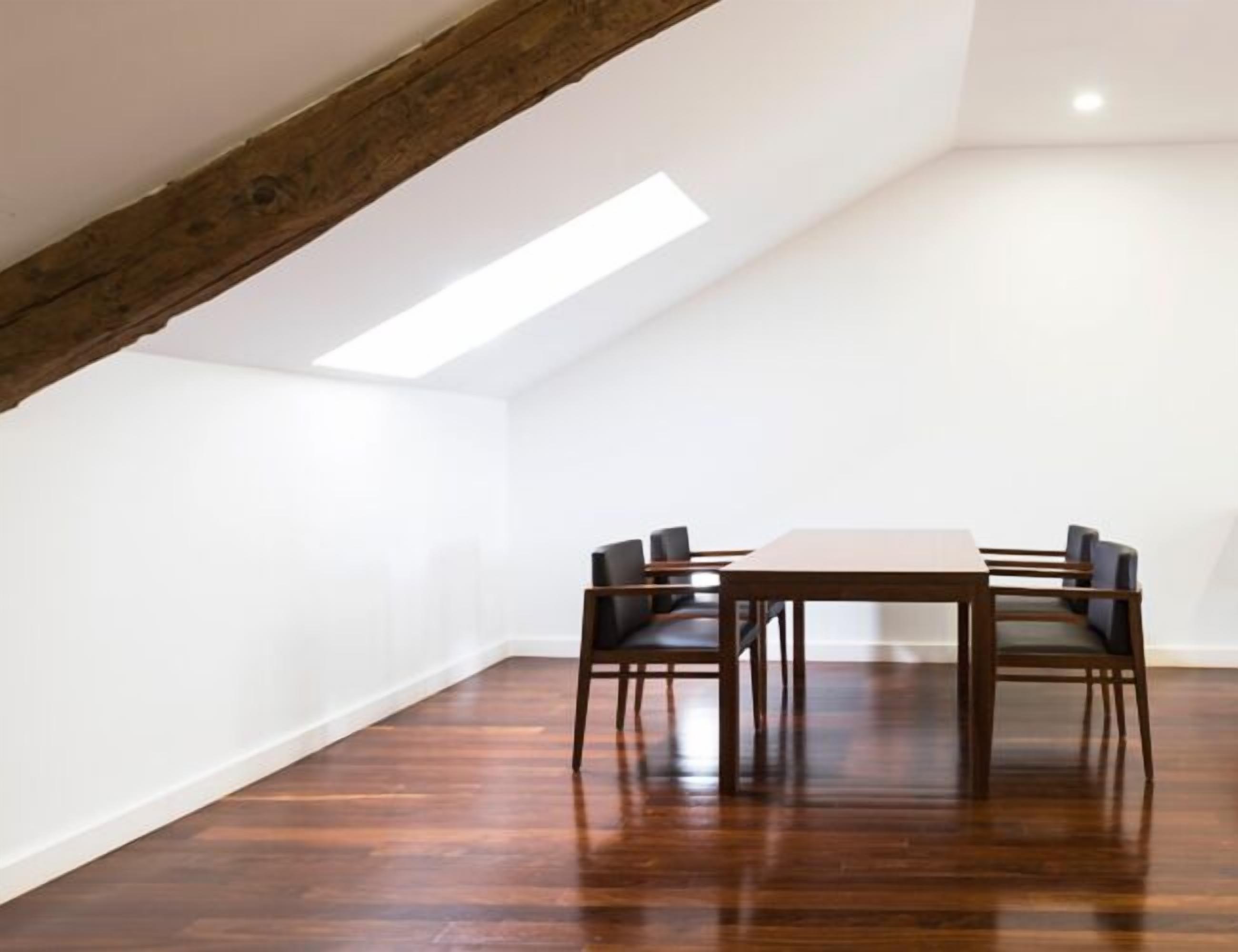 family room | minibar, in-room safe, desk, soundproofing