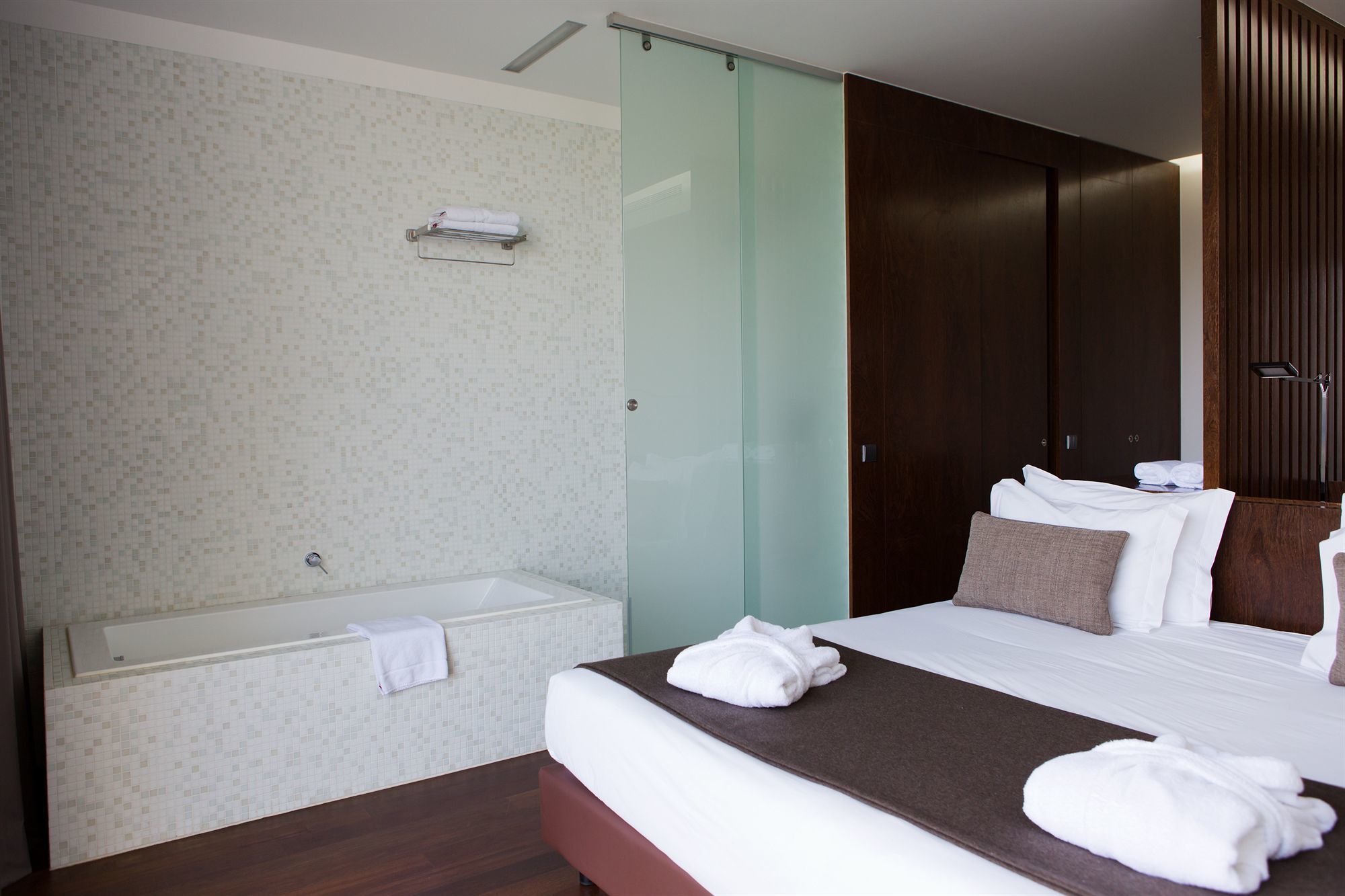 standard twin room, garden view | minibar, in-room safe, desk, soundproofing