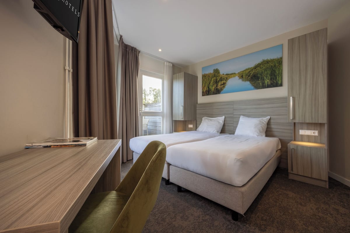 Small Double Room With Terrace | Caja fuerte, decoración individual, mobiliario individual y escritorio