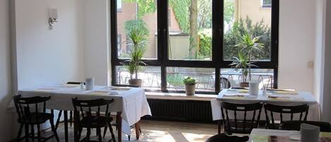 Desayuno (EUR 7 por persona)