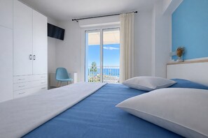 In-room safe, soundproofing, iron/ironing board, travel cot - Residence I Delfini (Cupra Marittima)