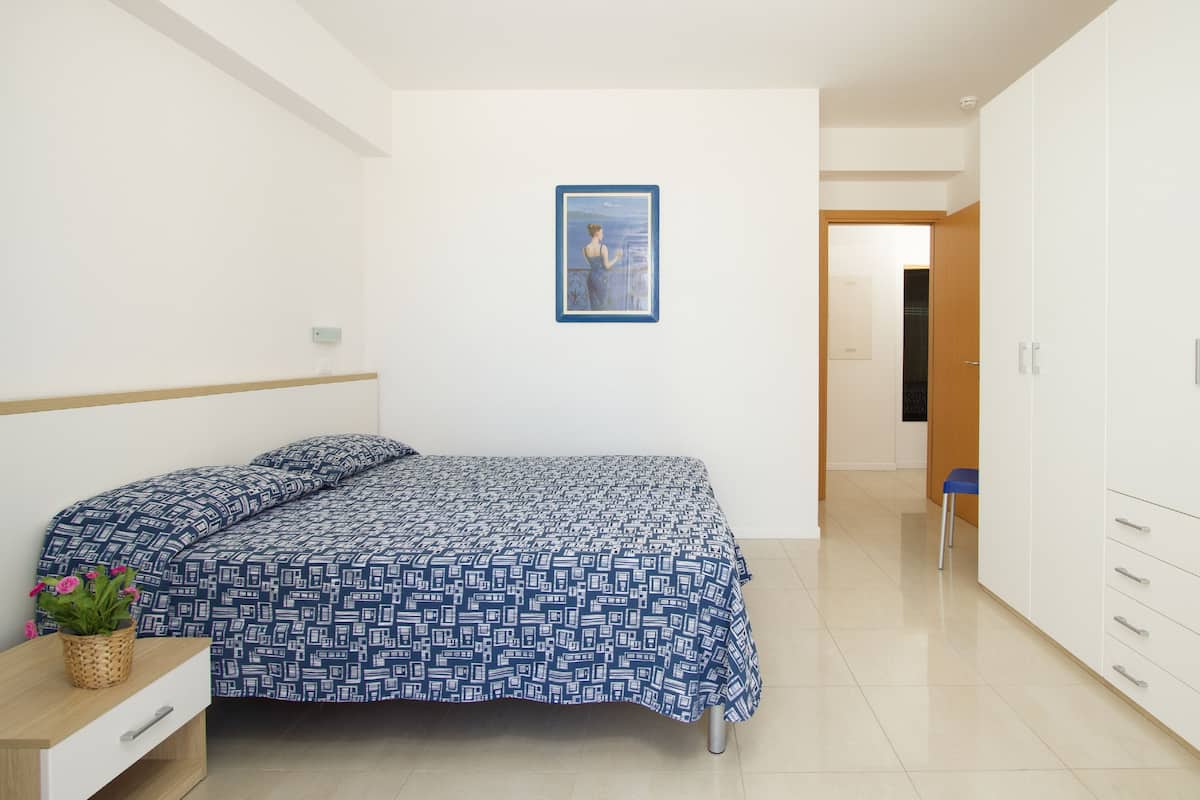 Brankas, kedap suara, setrika/meja setrika, dan tempat tidur bayi