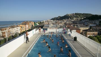 Een buitenzwembad, open van 10.00 uur tot 18.00 uur, en ligstoelen