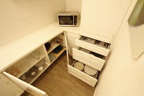 Basic-Apartment, Gartenblick | Eigene Küche | Großer Kühlschrank, Mikrowelle, Ofen, Herdplatte