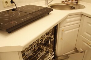 Basic Apartment, Garden View | Private kitchen | Full-size fridge, microwave, oven, stovetop - Appartement Sölden (Soelden)