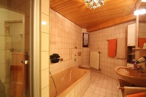 Basic-Apartment, Gartenblick | Badezimmer | Badewanne und Dusche (separat), Komfortbadewanne