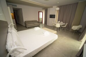 Habitación junior, 1 cama de matrimonio, bañera de hidromasaje | Minibar, caja fuerte, escritorio y sistema de insonorización