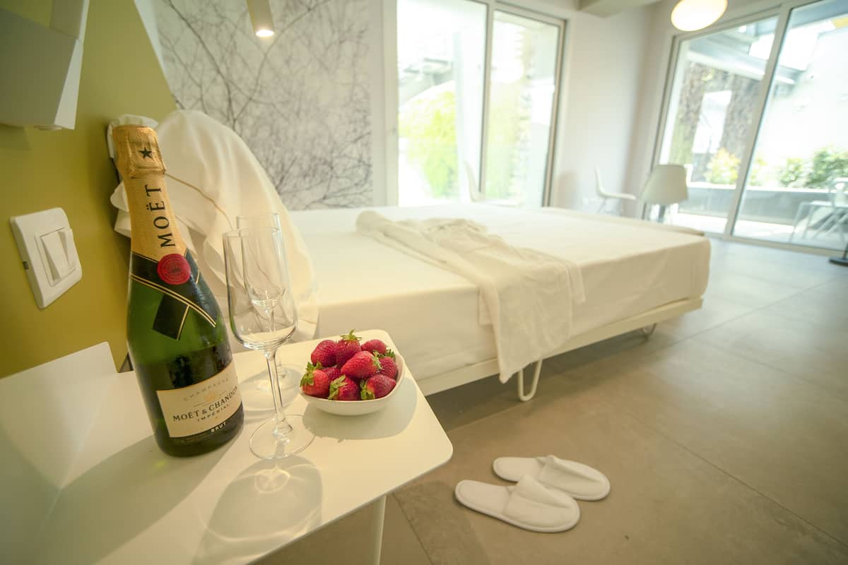 Junior kamer, 1 queensize bed, hot tub | Een minibar, een kluis op de kamer, een bureau, geluiddichte muren