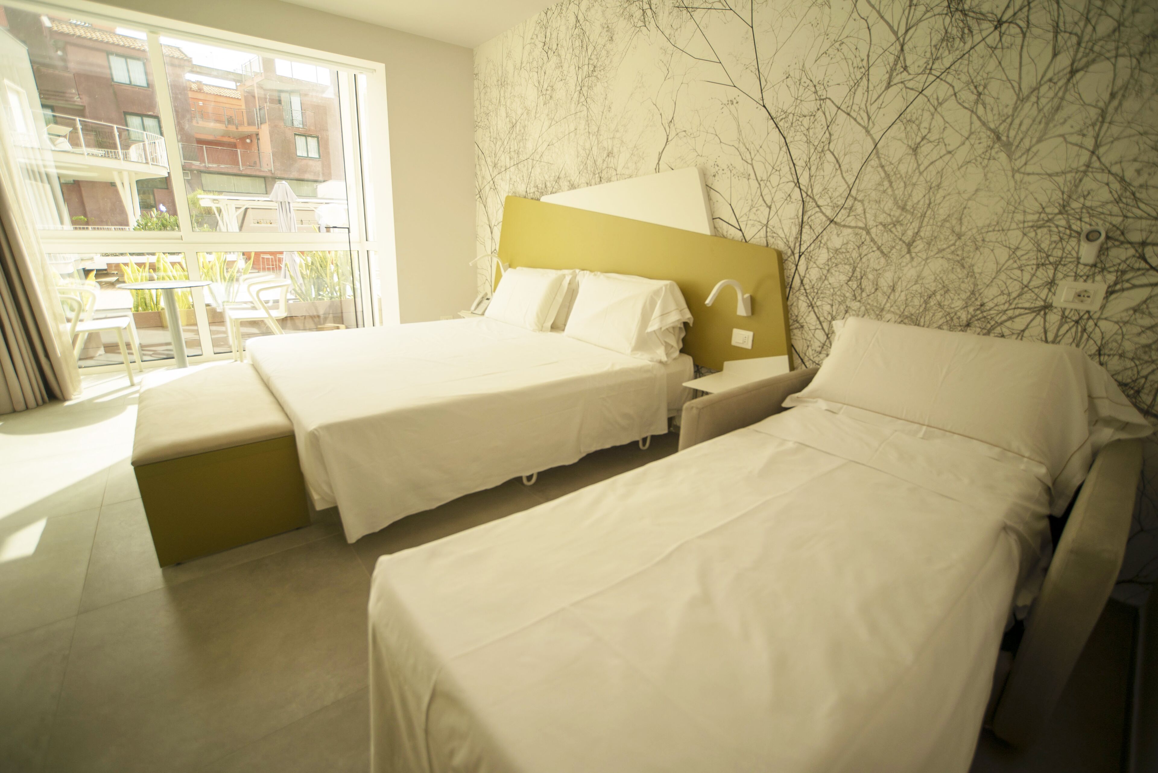 deluxe triple room | 1 bedroom, minibar, in-room safe, desk