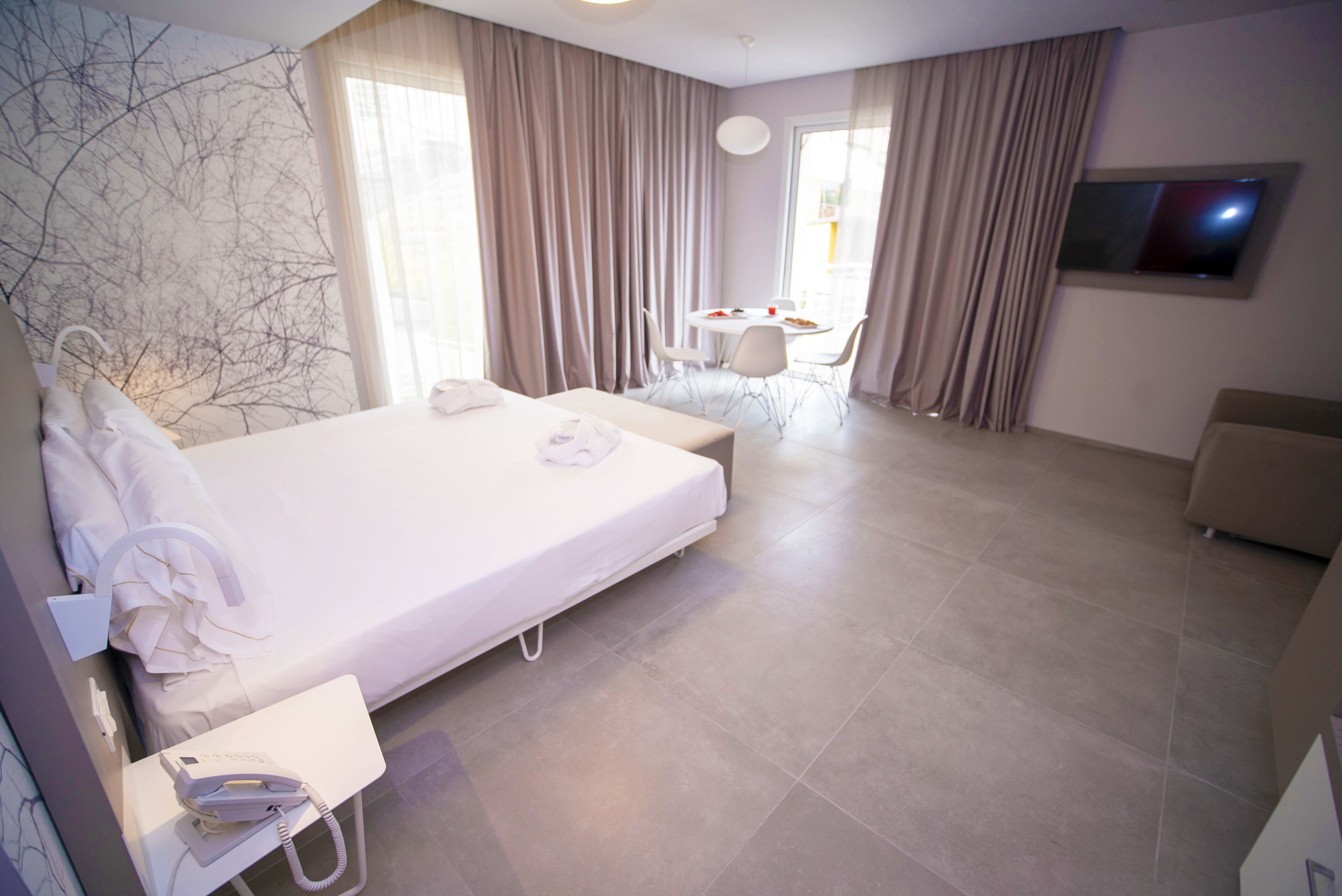 deluxe triple room | 1 bedroom, minibar, in-room safe, desk