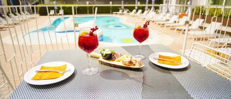 Außenpool (je nach Saison geöffnet), Sonnenschirme, Liegestühle