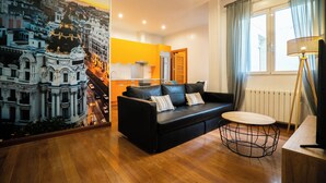 Apartment, 1 Bedroom (4 pax) | Living area | 47-inch TV with cable channels - Smartr Madrid Atocha (Madrid)