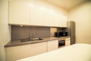 Frigorífico grande, microondas, placa de cocina y cafetera o tetera