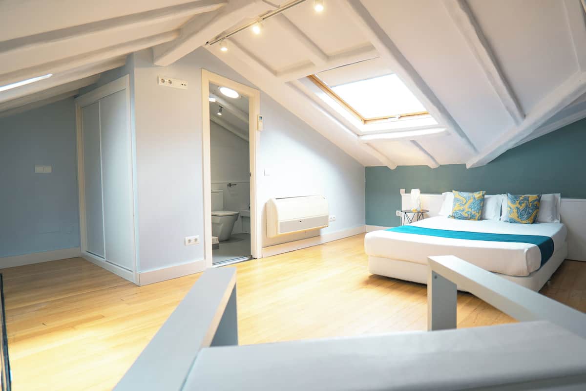 Duplex, 3 Bedrooms, 2 Bathrooms (8 pax) | Down comforters, memory foam beds, desk, iron/ironing board