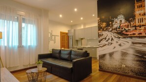 Apartment, 2 Bedrooms (4 pax) | Living area | 47-inch TV with cable channels - Smartr Madrid Atocha (Madrid)