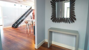 Duplex, 3 Bedrooms, 2 Bathrooms (8 pax) | Living area | 47-inch TV with cable channels - Smartr Madrid Atocha (Madrid)