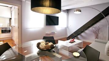 Geladeira grande, micro-ondas, cooktop, cafeteira/chaleira