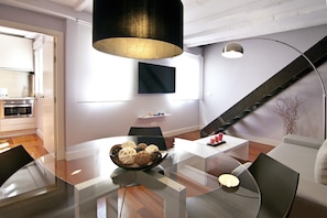 Frigorifero con congelatore, microonde, piano cottura