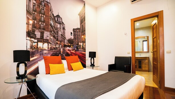 Down comforters, memory foam beds, desk, iron/ironing board - Smartr Madrid Atocha (Madrid)
