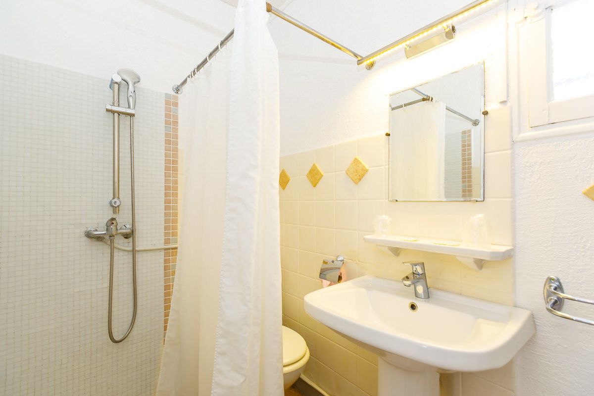 double room (annexe) | bathroom | free toiletries, hair dryer, towels