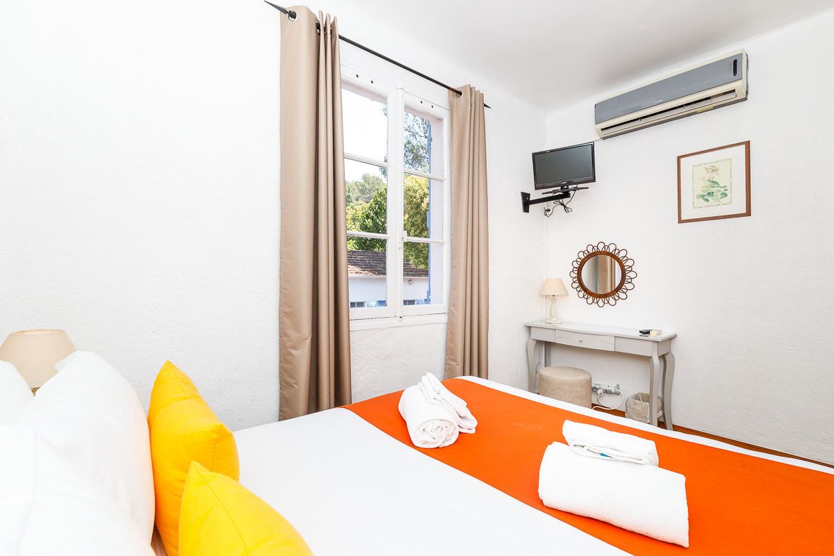 double room | premium bedding, individually decorated, individually furnished, desk
