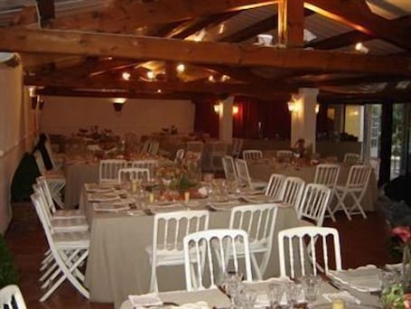 Daily buffet breakfast for a fee. Hôtel les Liserons de Mougins