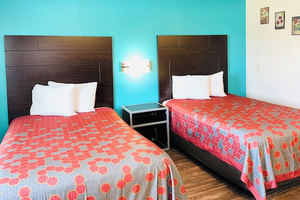 Schreibtisch, Verdunkelungsvorhänge, schallisolierte Zimmer