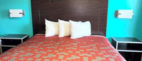 مكتب وستائر تعتيم وتجهيزات عازلة للصوت ومكواة/لوح كي