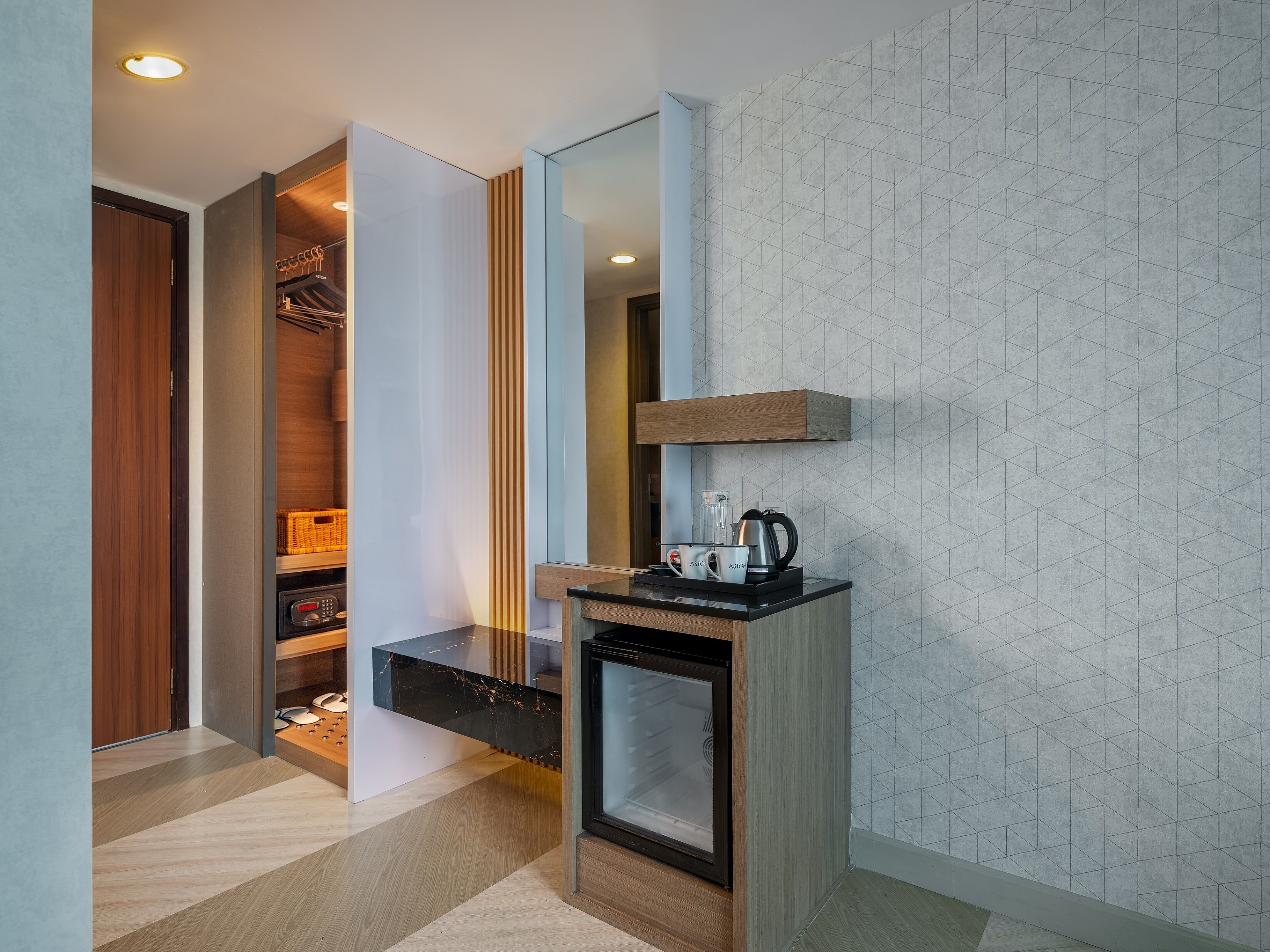 deluxe room (premier) | wardrobe