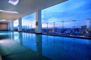 Una piscina cubierta