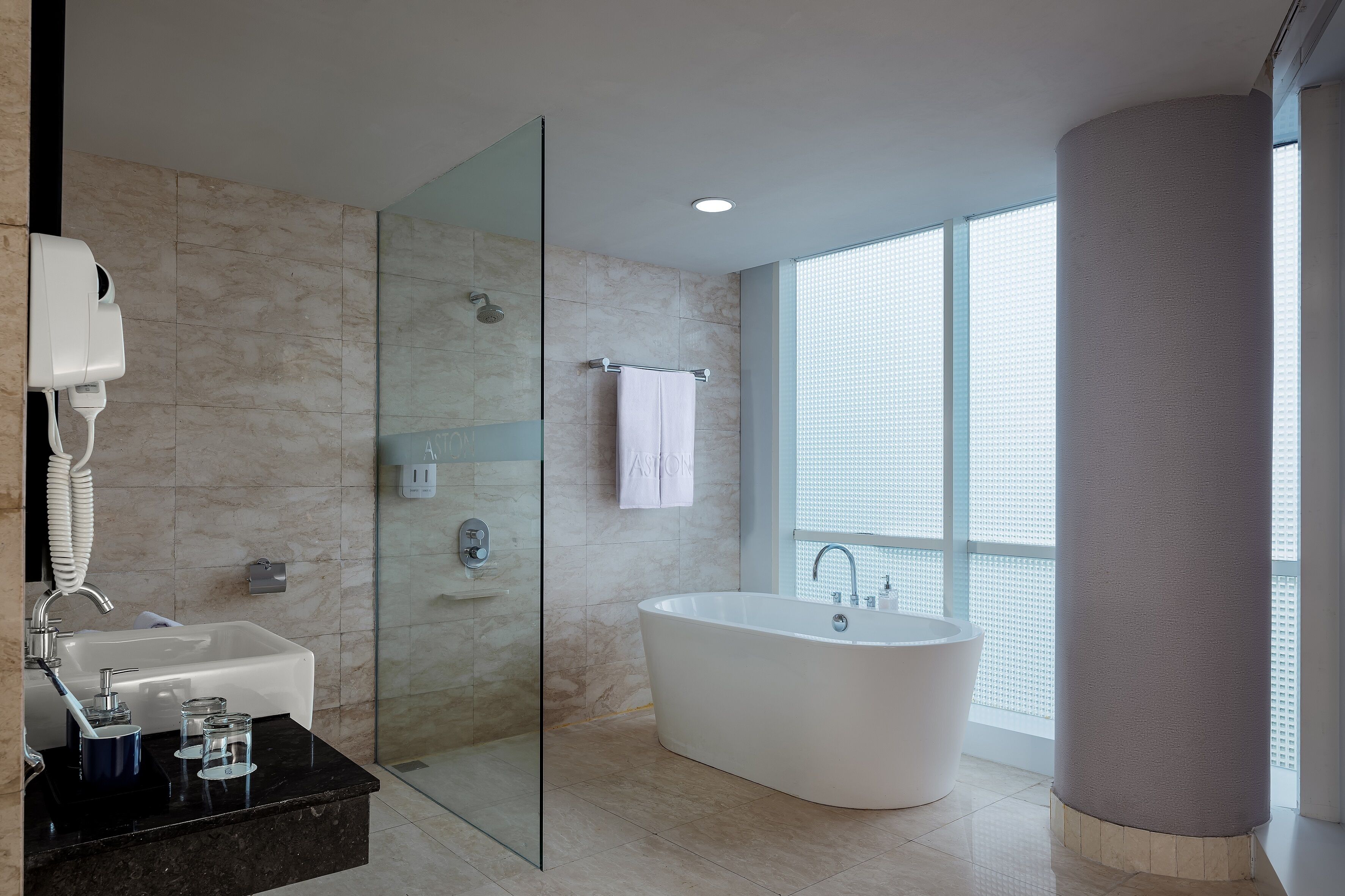 junior suite | bathroom | free toiletries, hair dryer, bathrobes, slippers