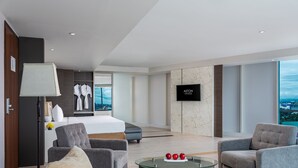 Suite – junior | Sengetøy av topp kvalitet, minibar, safe på rommet og skrivebord